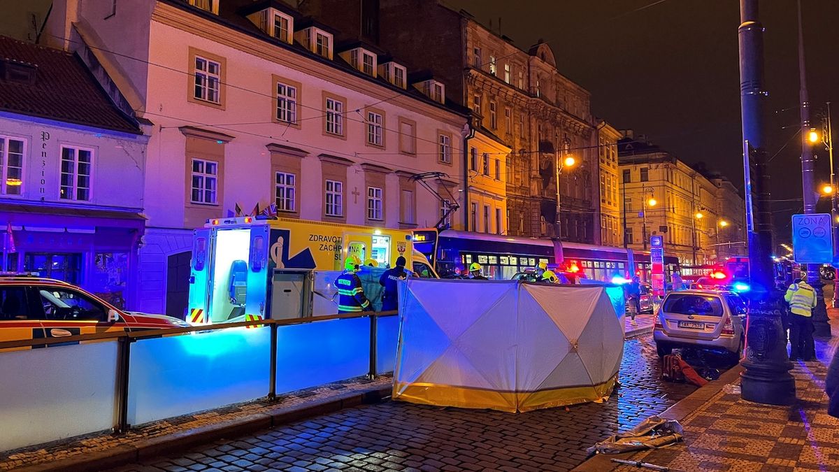 Auto v centru Prahy srazilo dva chodce